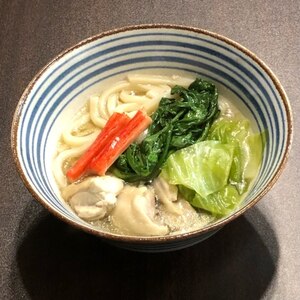 キャベツ春菊しめじ鶏肉カニカマの煮込みうどん